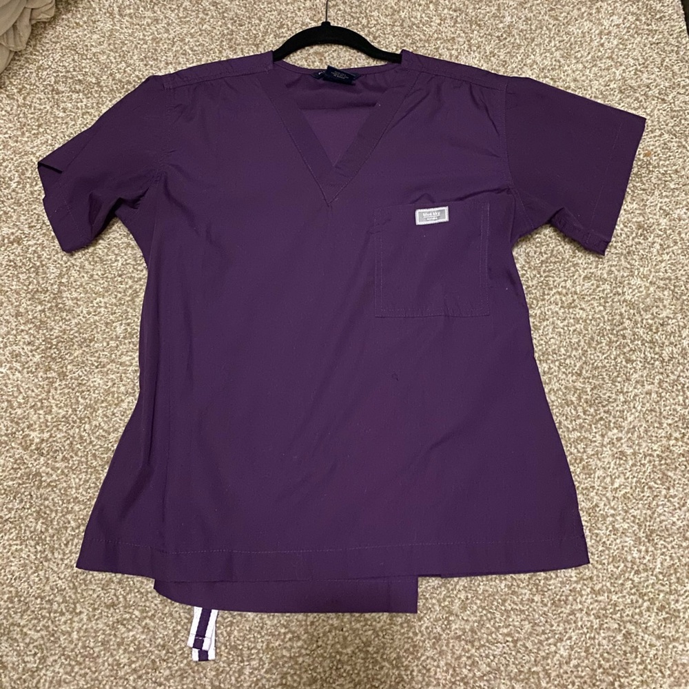 Blue sky scrub set size small in eggplant